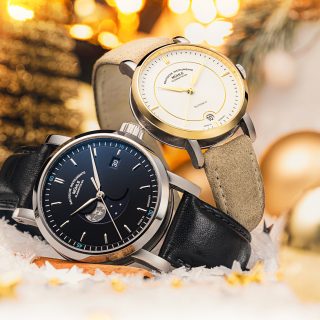 Zwei Armbanduhren (Teutonia IV Bluemoon unten, Teutonia IV Lady oben) liegen in weihnachtlicher Kulisse mit Schnee, Tannenbäumen und Weihnachtskugeln.