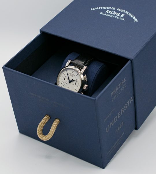 Teutonia IV Chronograph in blauer Uhrenverpackung