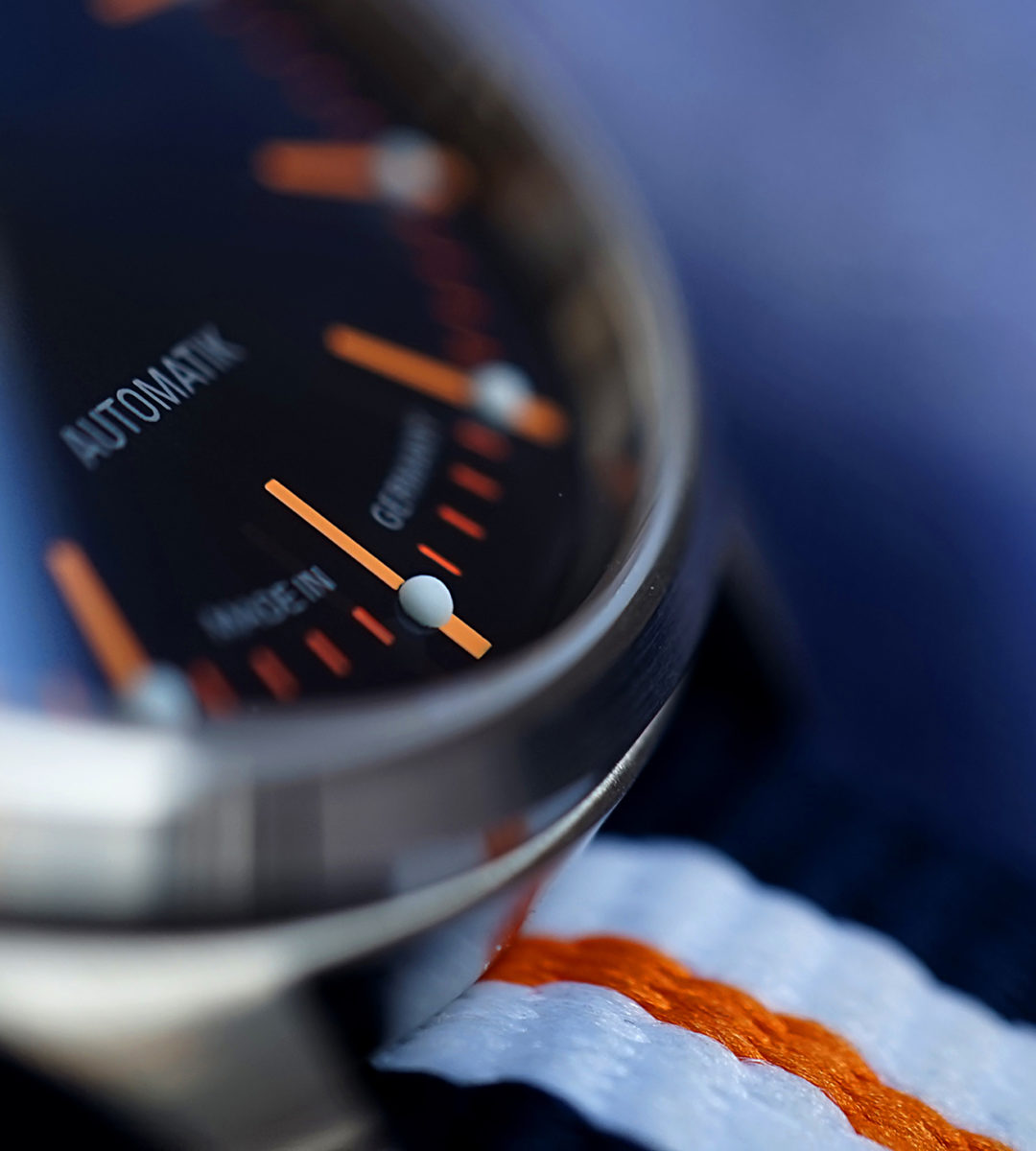 Detailaufnahme des unteren Gehäuserandes bei 6 Uhr der Panova Blau am gestreiften Stoffband.
