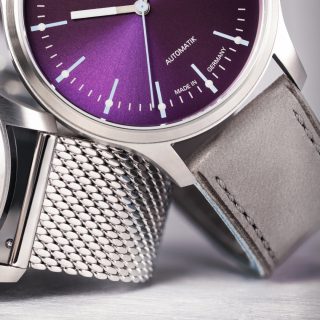 Detailaufnahme des Milanaisebandes und des grauen Lederbandes mit hellblauer Kontrastnaht an der Panova Violett