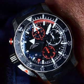 Draufsicht auf die Einsatzuhr S.A.R. Fliegerchronograph am Handgelenk.