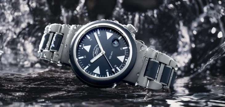 S.A.R. Rescue-Timer Nautikblau liegt seitlich in spritzendem Wasser.