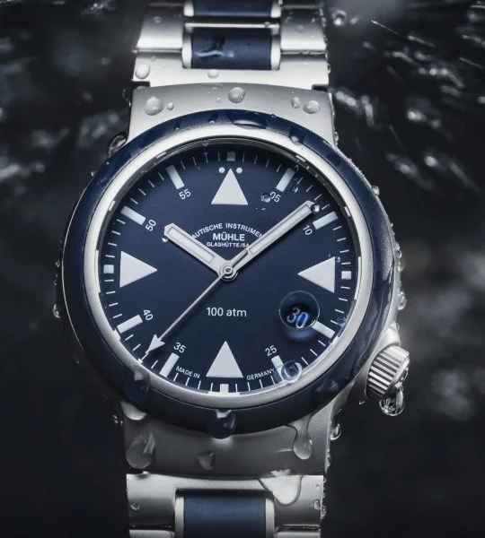 Frontansicht S.A.R. Rescue-Timer mit Metall-/Kautschukband in Nautikblau. Bespritzt mit Wasser