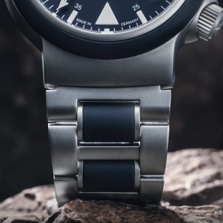 Detailbild Gehäuse und Band S.A.R. Rescue-Timer in Küstenblau