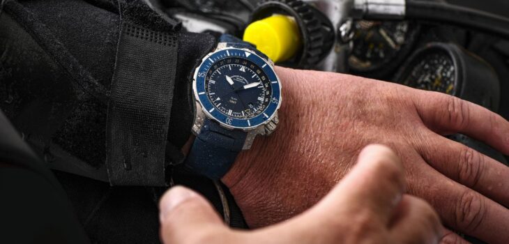 Wristshot Seebataillion GMT mit Taucherequipment im Hintergrund