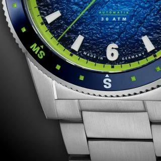 Detailbid Sportivo Kompass Datum mit fokus auf die grünen Akzente