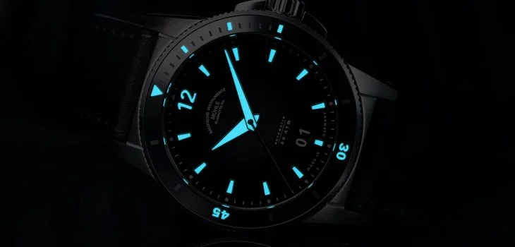 Nachtansicht der Sportivo Großdatum mit hellblau nachleuchtenden Indizes und Zeigern.