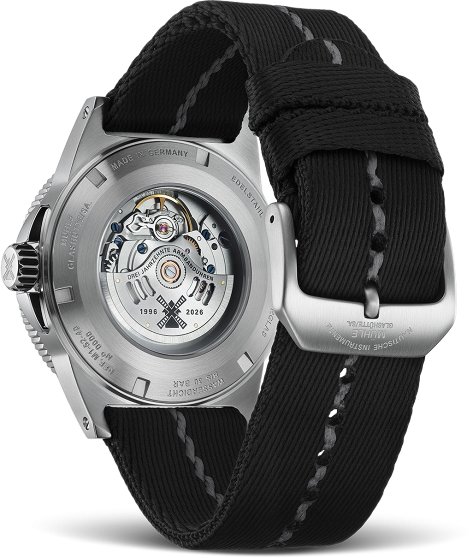 Rückansicht der Sportivo Großdatum - Blick ins Werk durch Saphirglasboden, mit Mühle-Sonderrotor 2026 (Abbildung einer Mühle und Schriftzug "Drei Jahrzehnte Armbanduhren")