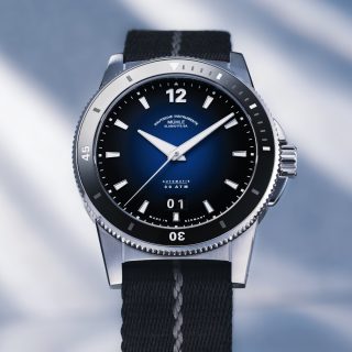 Frontalansicht der Sportivo Großdatum in Tiefblau vor Lichtstrahlen