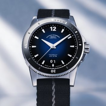 Frontalansicht der Sportivo Großdatum in Tiefblau vor Lichtstrahlen