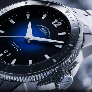 Detailbild des blau-schwarzen Farbverlaufs des Zifferblatts der Sportivo Großdatum