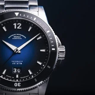 Close-up Sportivo Großdatum. Farbverlauf von Blau zu fast Schwarz.