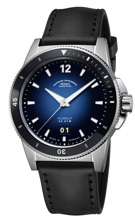 Frontalansicht Sportivo Großdatum - Dreizeiger-Sportuhr mit dunkelblauem Zifferblatt, großem Datumsfenster und Leder-/Kautschukband