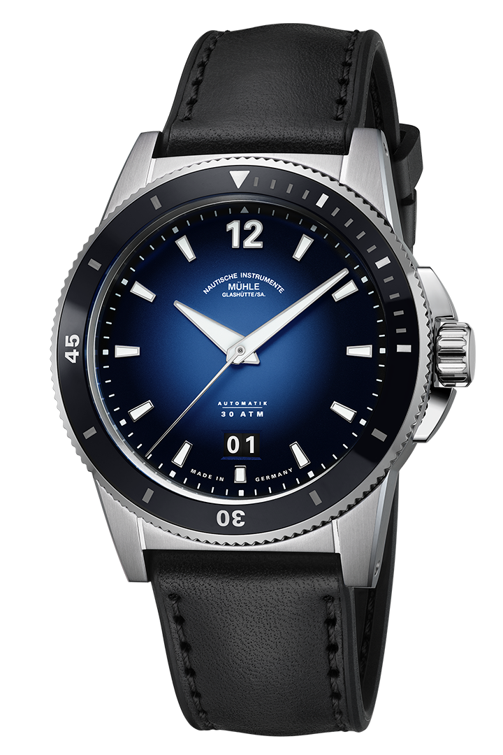 Frontalansicht Sportivo Großdatum - Dreizeiger-Sportuhr mit dunkelblauem Zifferblatt, großem Datumsfenster und Leder-/Kautschukband