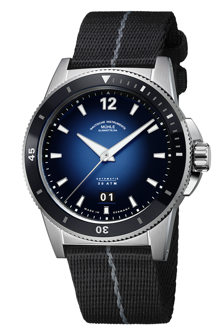 Frontalansicht Sportivo Großdatum - Dreizeiger-Sportuhr mit dunkelblauem Zifferblatt, großem Datumsfenster und schwarzem Textilband