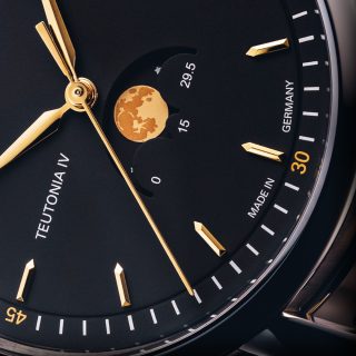 Makroaufnahme der detailierten Mondphasenanzeige der Teutonia IV Mondphase.