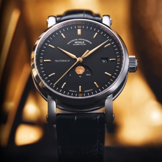 Frontansicht der Teutonia IV Mondphase, bei der man schön die Anthrazit-Goldkontraste erkennt.