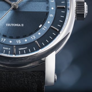 Makroaufnahme der Ringdatums und der Ausschnitte der Teutonia II Ringdatum in Graublau.