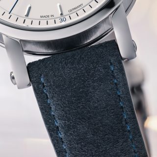 Nahaufnahme des blauen Velourslederbands an der Teutonia IV Mondphase.