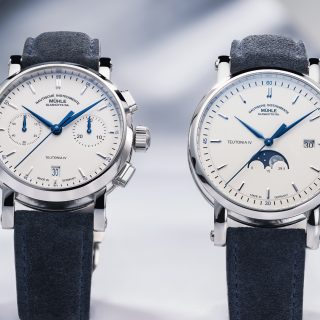 Armbanduhren Teutonia IV Chronograph und Teutonia IV Mondphase am blauen Velourslederband stehen nebeneinander auf einer weißen Oberfläche.