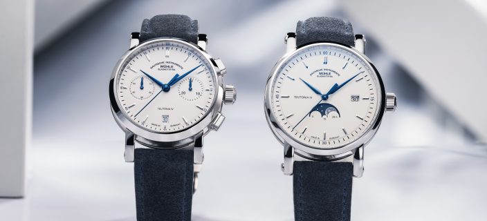 Armbanduhren Teutonia IV Chronograph und Teutonia IV Mondphase am blauen Velourslederband stehen nebeneinander auf einer weißen Oberfläche.