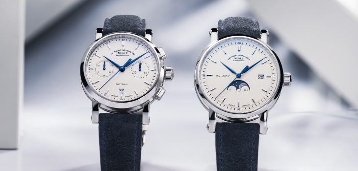 Armbanduhren Teutonia IV Chronograph und Teutonia IV Mondphase am blauen Velourslederband stehen nebeneinander auf einer weißen Oberfläche.
