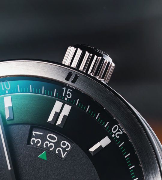 Detailaufnahme der erweiterten Datumsanzeige der Teutonia Sport II "British Racing Green".