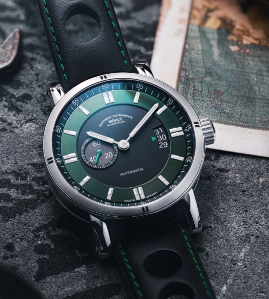 Leichte schräge Draufsicht auf die Armbanduhr Teutonia Sport II "British Racing Green" am schwarzen Lederband mit grüner Kontrastnaht.
