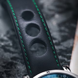 Detailaufnahme des schwarzen Lederbandes mit grüner Kontrastnaht an der Teutonia Sport II "British Racing Green".