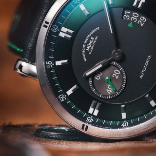 Detailaufnahme des dezentralen Hilfszifferblatts bei 9 Uhr der Teutonia Sport II "British Racing Green"