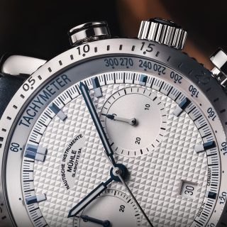 Makroaufnahme der Teutonia Sport I "Clous de Paris" mit Fokus auf die Tachymeterfunktion der silber-blauen Armbanduhr.