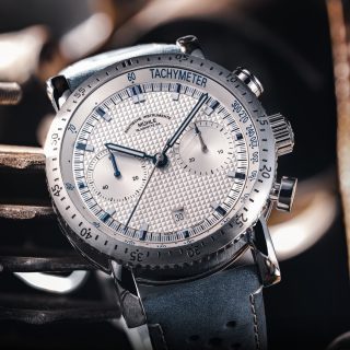 Teutonia Sport I "Clous de Paris": Armbanduhr mit silber-strukturiertem Zifferblatt, silbernem Gehäuse und blauen Highlights an blauem Band.