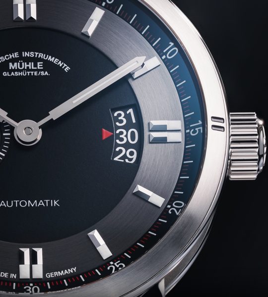 Teutonia Sport II: Makroaufnahme der Datumsanzeige auf einer Armbanduhr mit schwarzem Zifferblatt, silbernen Indizes und Gehäuse.